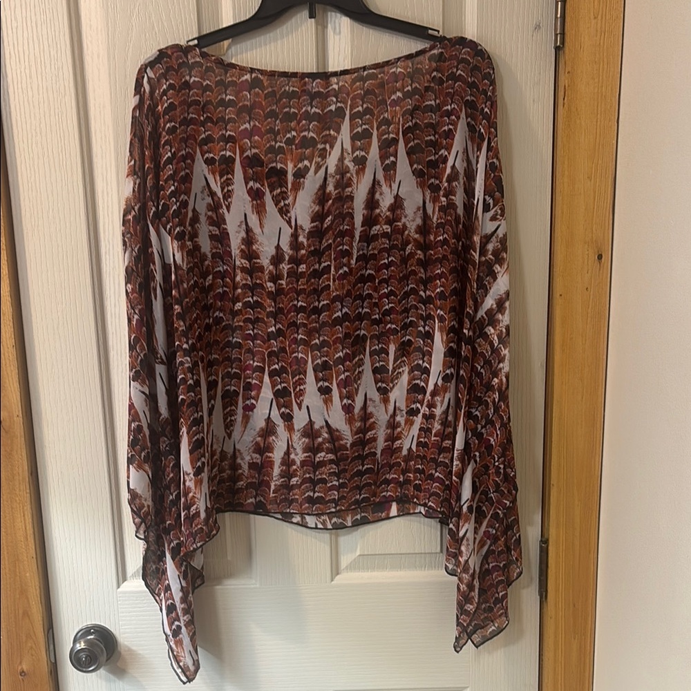 Chic Feather Patterned Top - Picture 6 of 8